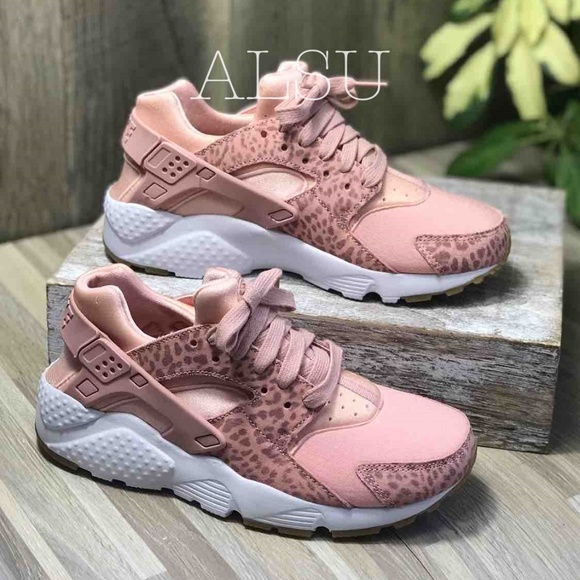 Nike Shoes - NWT Nike Huarache Run SE GS Coral Stardust W
